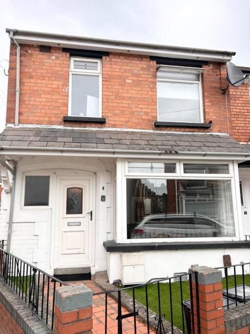Snug Central Belfast Home, 2 Minutes From Ormeau Park! Luaran gambar