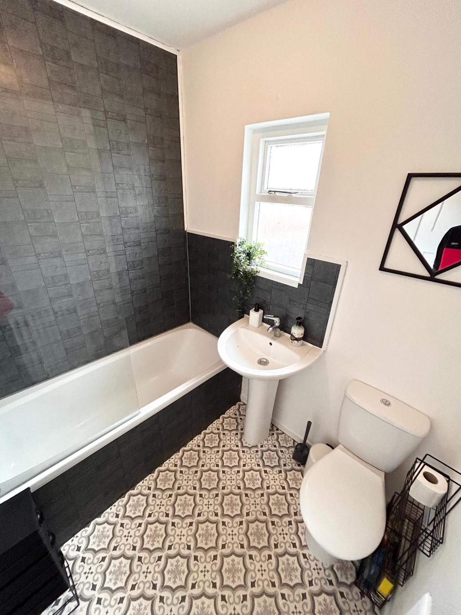 Snug Central Belfast Home, 2 Minutes From Ormeau Park! Luaran gambar